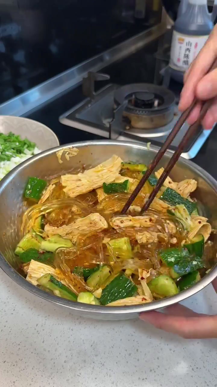 老公带工友回家吃饭,给他们包了饺子、牛肉滑蛋、凉菜拼盘