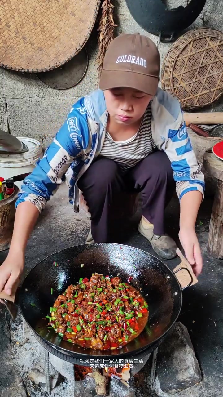 好久没吃鸡肉了,今天杀只土鸡做辣子鸡丁吃,太好吃了