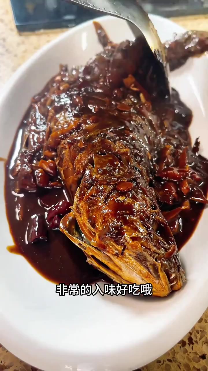 晚饭烧好了 葱姜炒蛏子 豆豉鲮鱼油麦菜 盐水膏虾 红烧米鱼