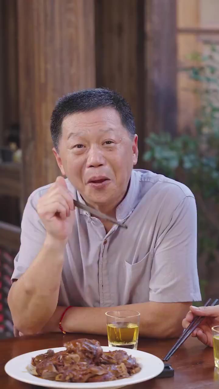 原西湖宾馆行政总厨总结几十年的经验,教你做最适合家常做法酱鸭