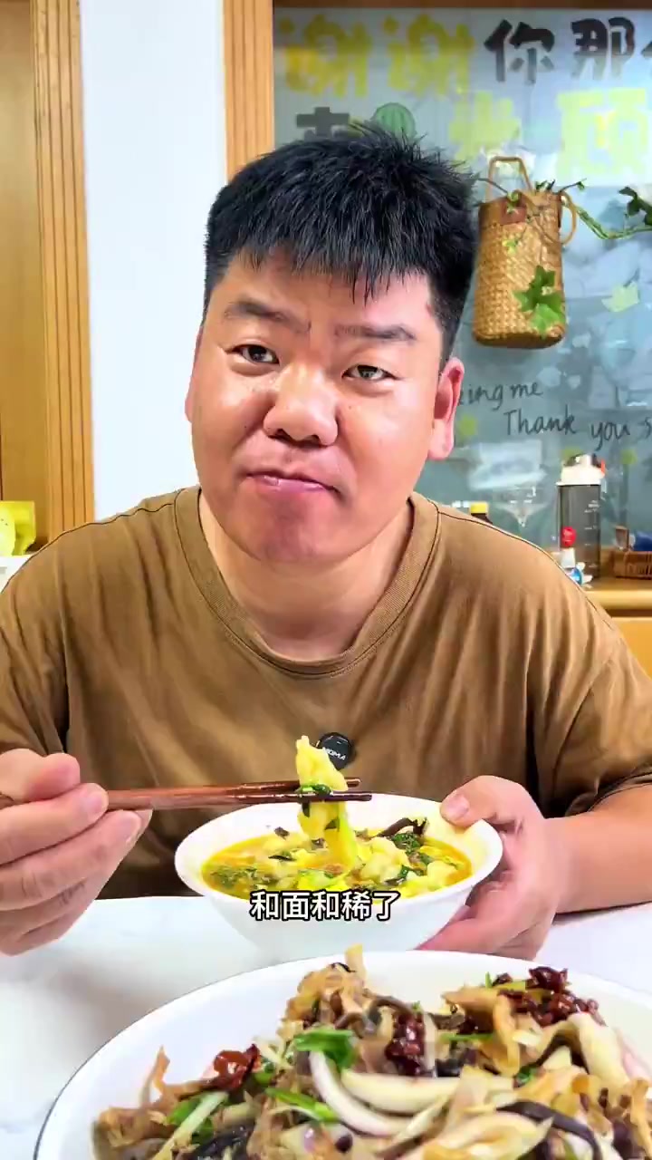 小时候家里条件不好,都是白水煮面疙瘩