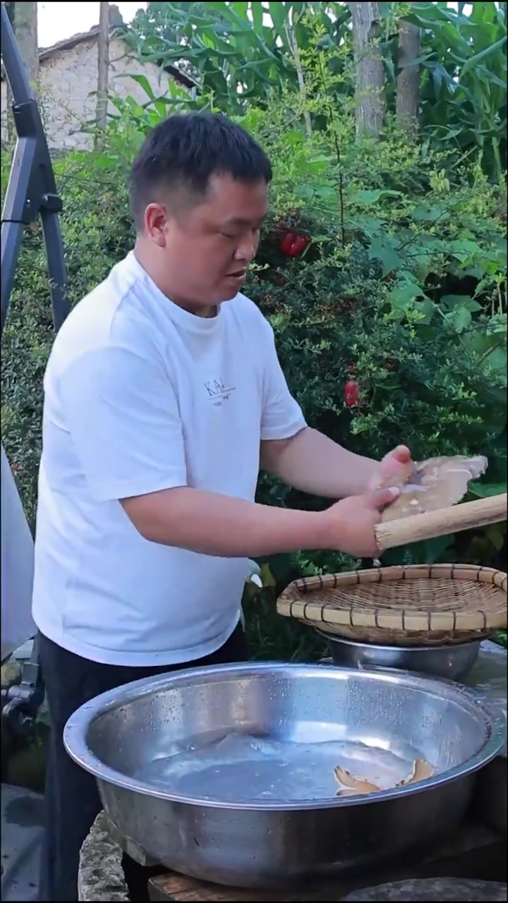 鸡枞菌,肉质细腻,醇香爽口,有菌中之王的美称!