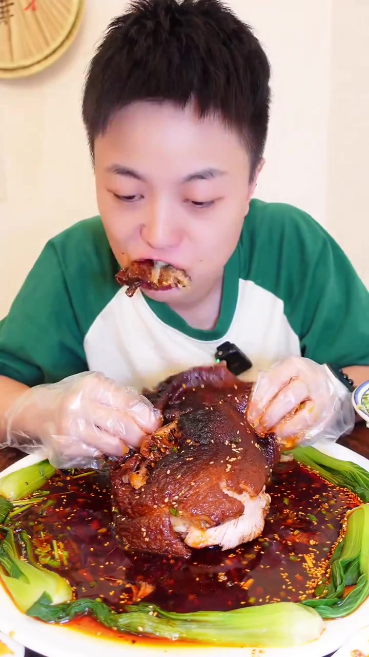 在重庆老菜馆啃比我腿粗的大蹄膀