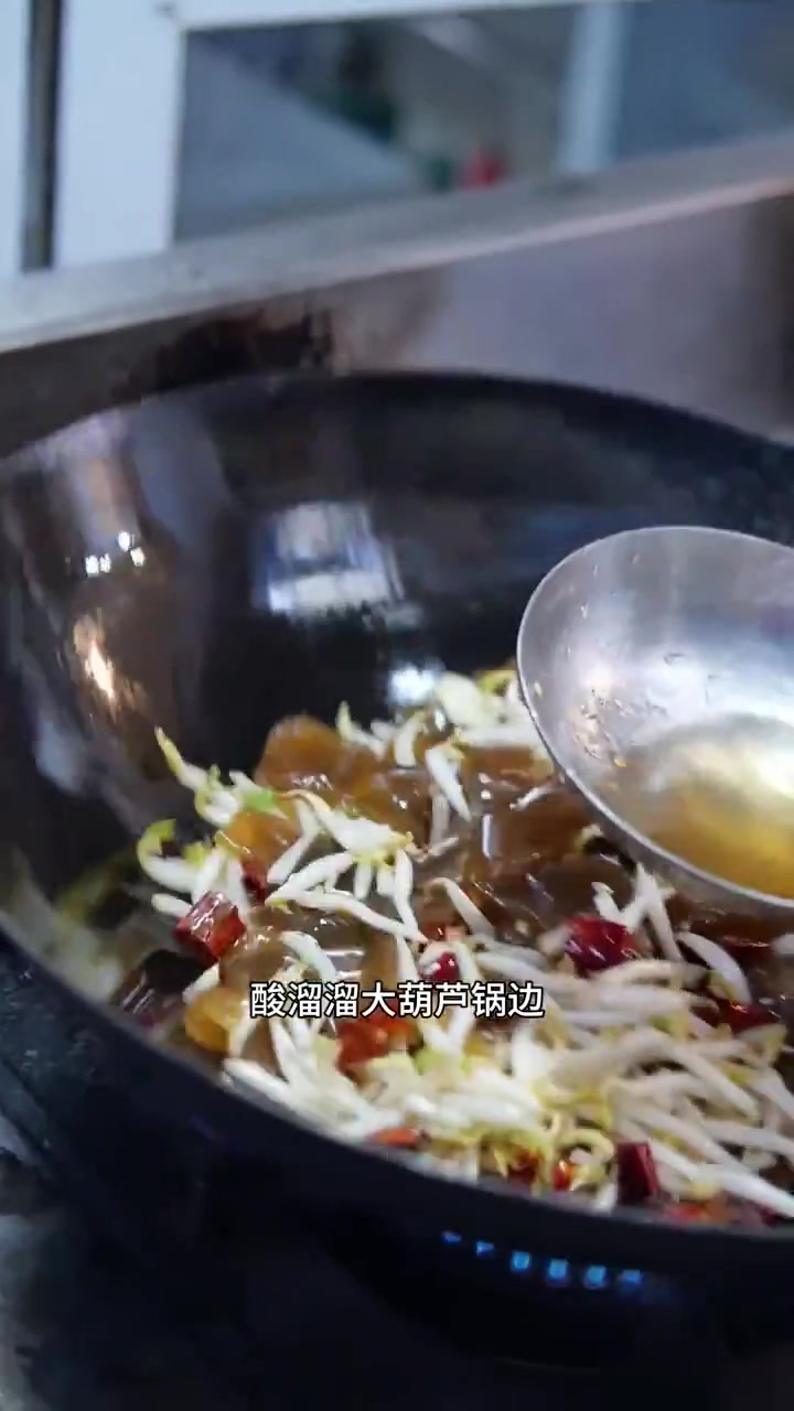 绿豆芽拉皮炒蒜苗 很简单的食材,但搭配起来很好吃
