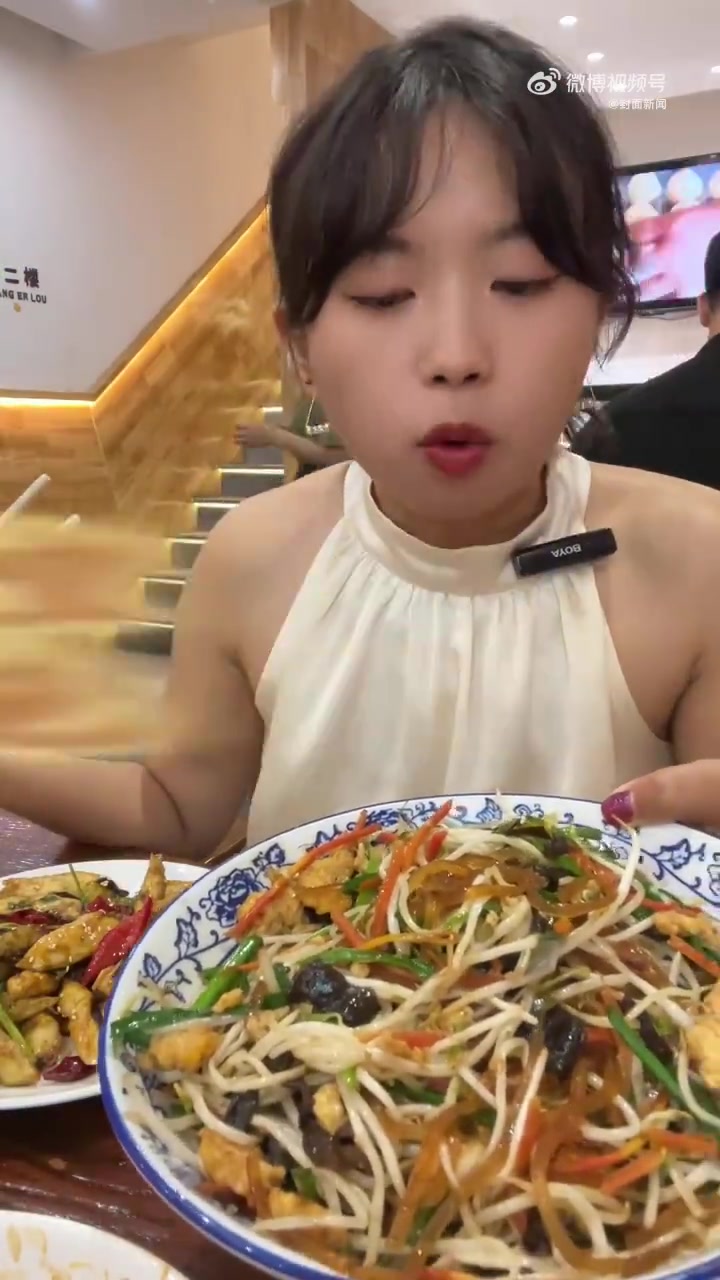 「一盘里脆、嫩都有 北京人爱吃的春饼里都有啥」封面美食日志巴掌大的烫面饼,薄到半透光却还能