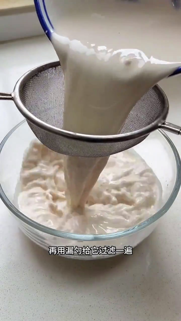 用红薯粉做的红豆水晶糕,口感软糯滑溜,晶莹剔透的