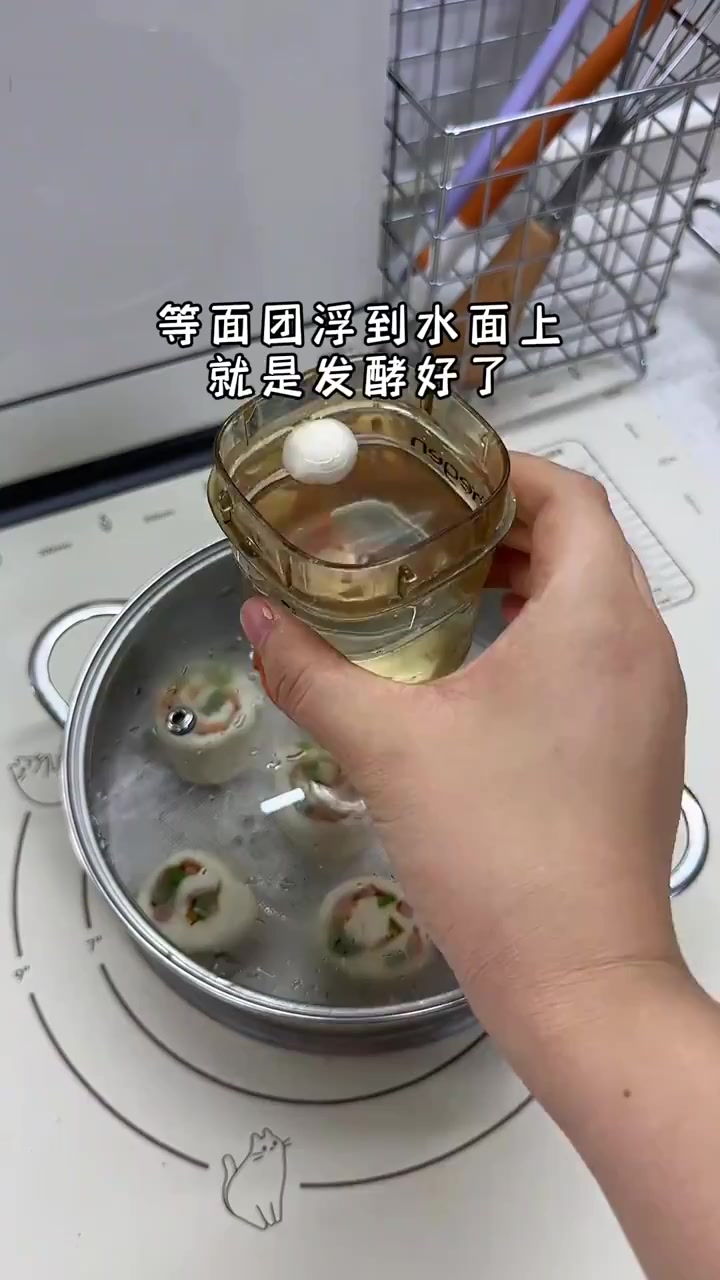 平时可以多给宝宝吃点发酵面食,做成这个蔬菜小花卷