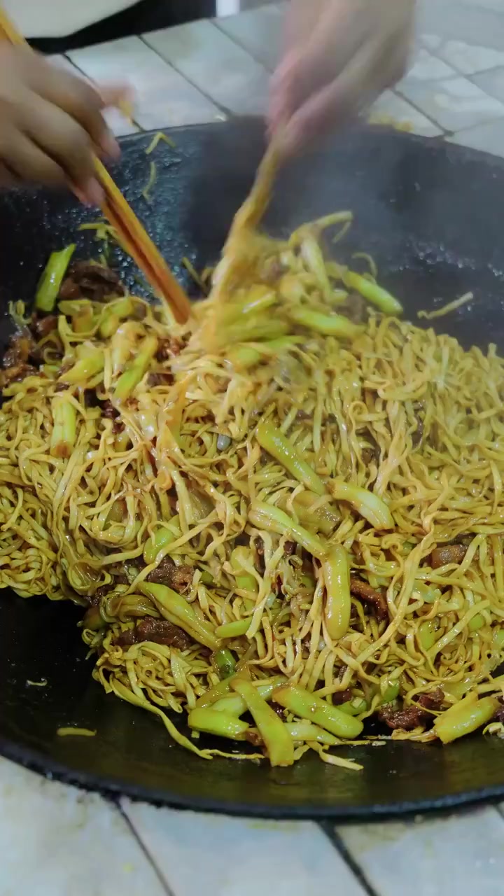 秋天的四季豆还是挺好吃的,摘点四季豆做蒸面条