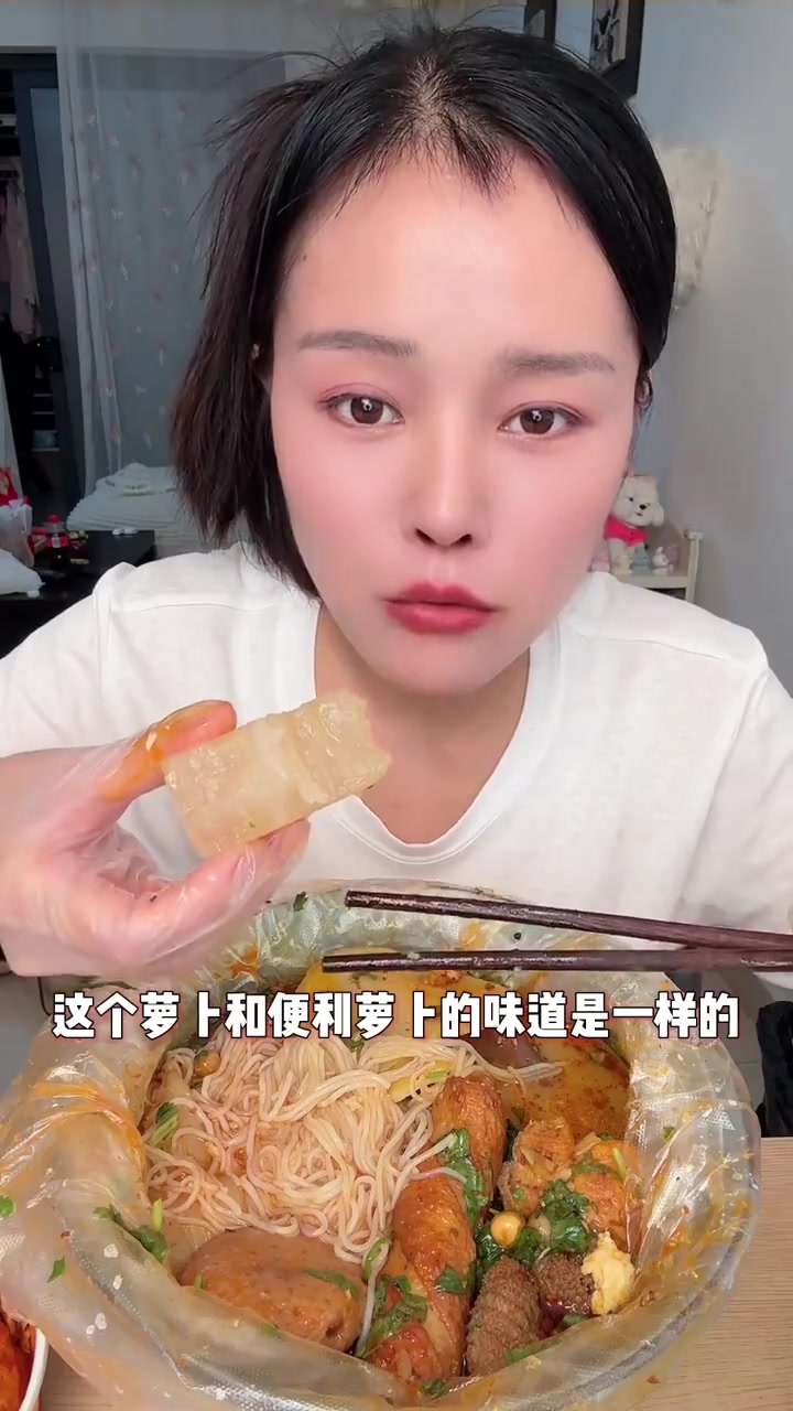 逛吃小吃街美食 发现一家好吃的串串香