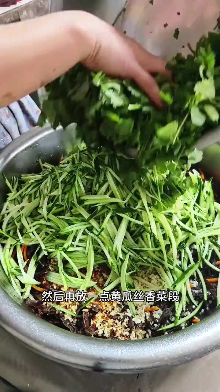 《红烧肉、辣椒炒千张、凉拌木耳丝、西红柿鸡蛋汤》