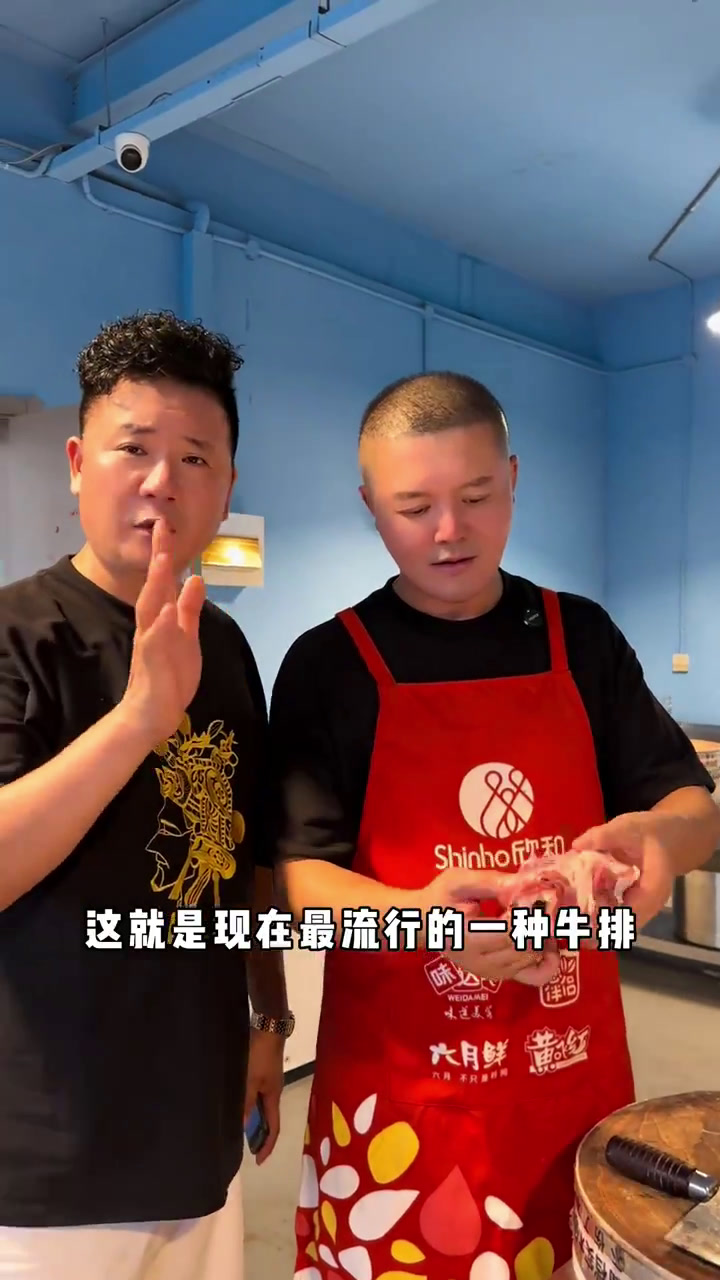 今天晚上也忙完了,勇哥亲自下厨做一个砂锅牛排