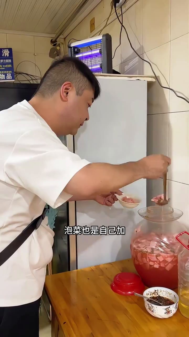 来荥经怎么可能不吃棒棒鸡和哒哒面嘛