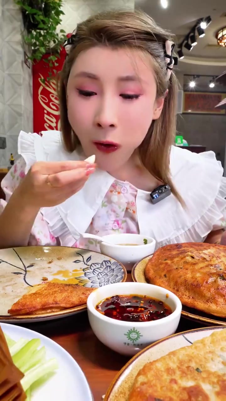 今天这顿是饼酥肉香的牛肉饼加汤鲜味美的羊汤