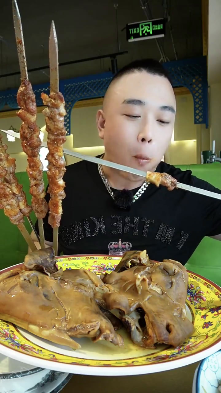 新疆烧烤 在北京的新疆烧烤大羊肉串,大口撸串太过瘾了