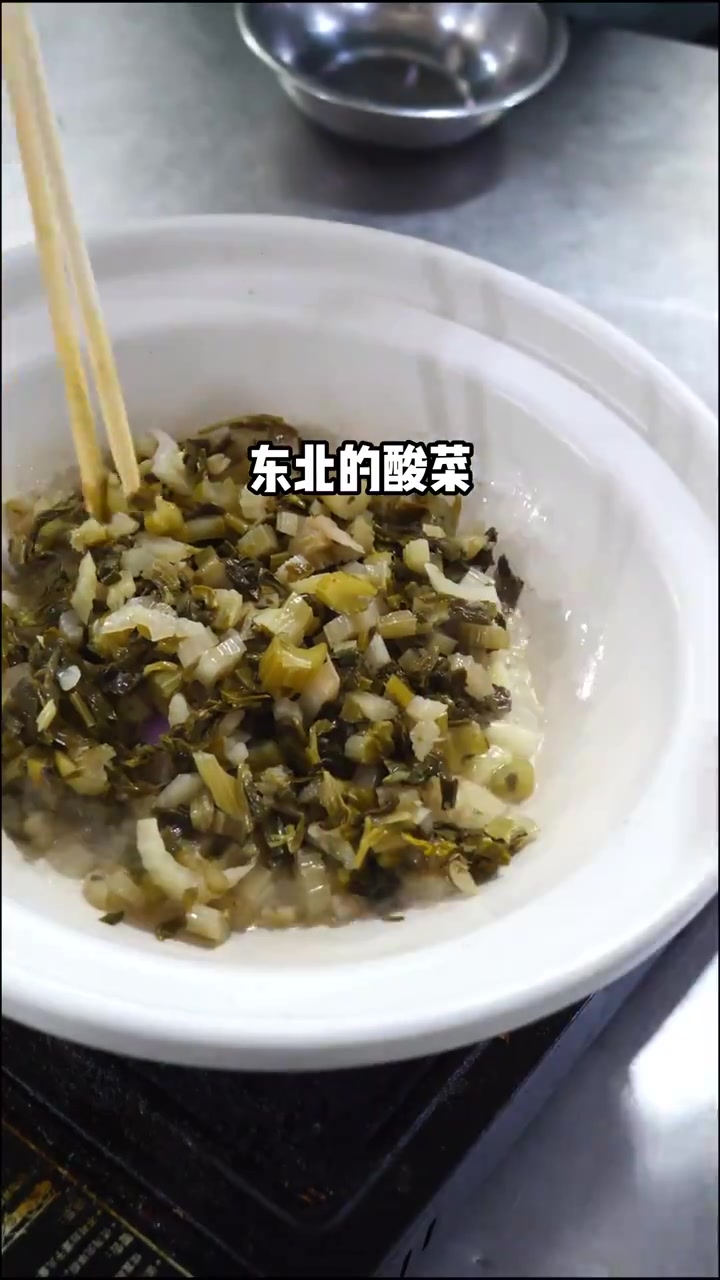 砂锅焗鲈鱼 新鲜鲈鱼在砂锅中焗制而成,鱼皮香脆,鱼肉鲜嫩多汁