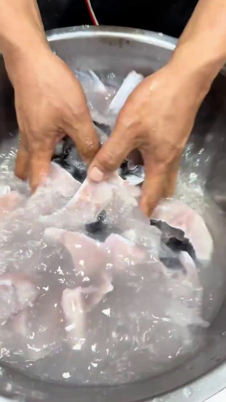 家庭版美味干锅鱼。鱼肉鲜嫩,香辣过瘾,快来品尝这份独特的美味