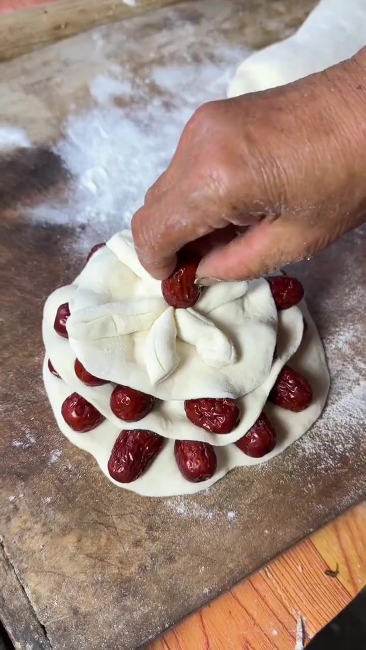 简单的农村俺娘做豆角肉馅包子可好吃啦,我做的金针菇也是不错!