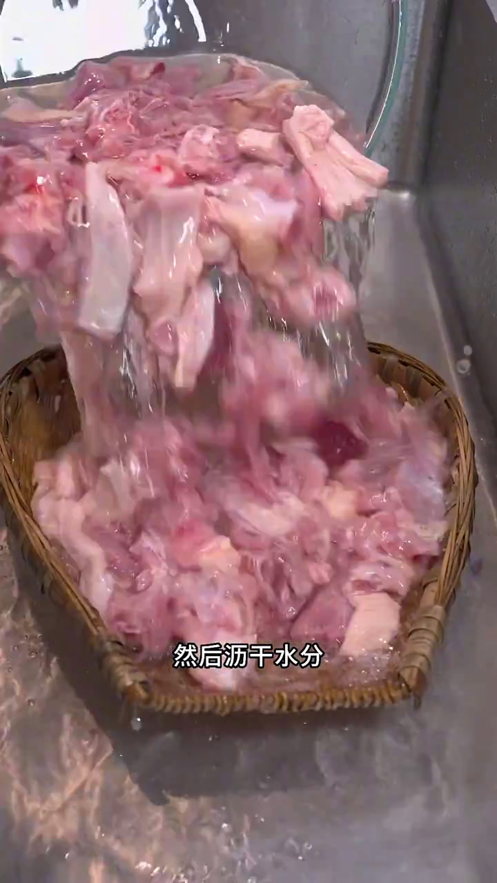 干锅鸭 下次鸭子不要只会炖汤了,做一道 麻辣入味,啃起来香得很