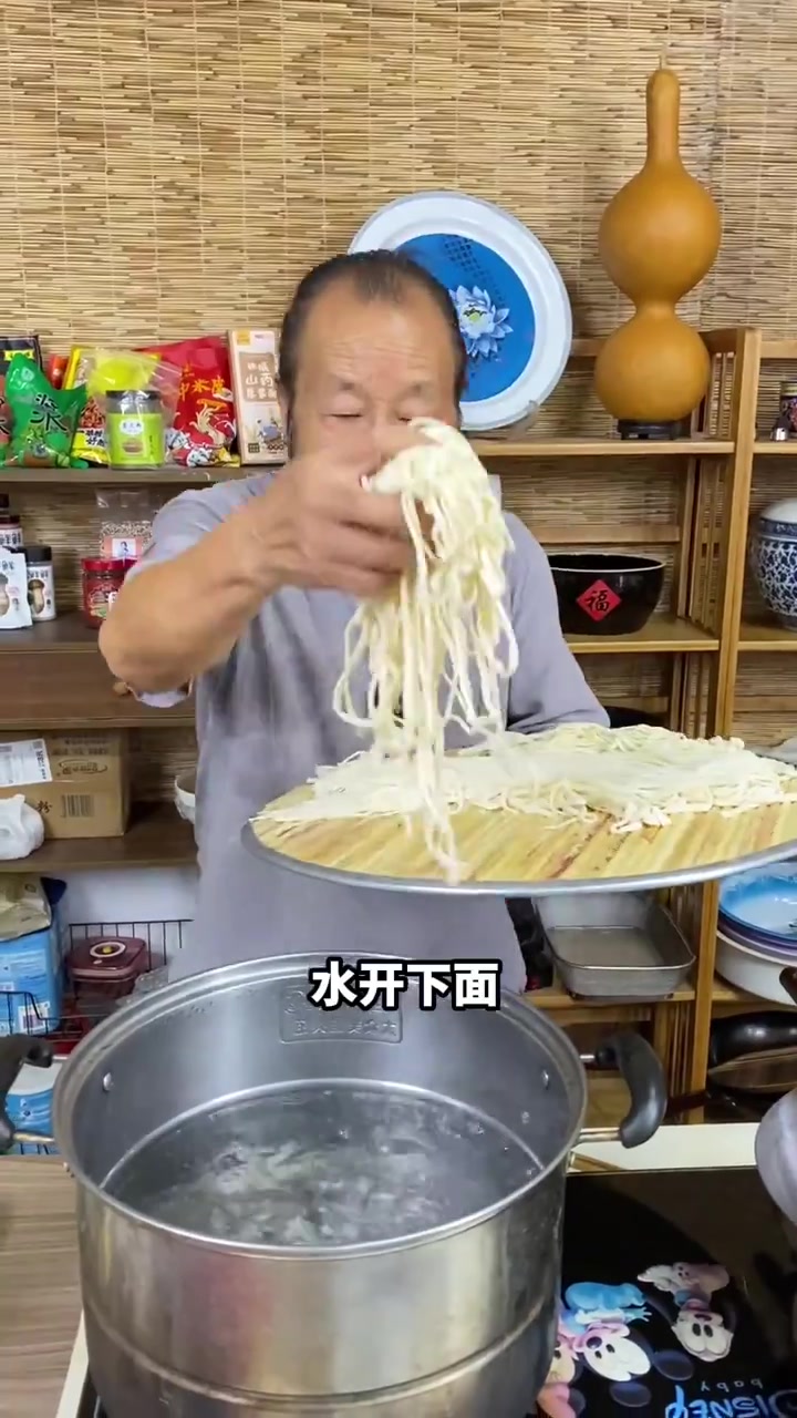 今天吃剁椒面。现做的剁椒
