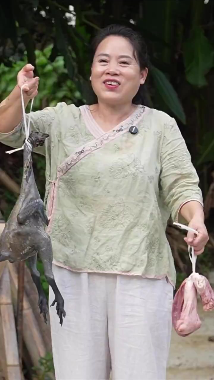 今天给爸妈做道“猪肚包乌鸡”