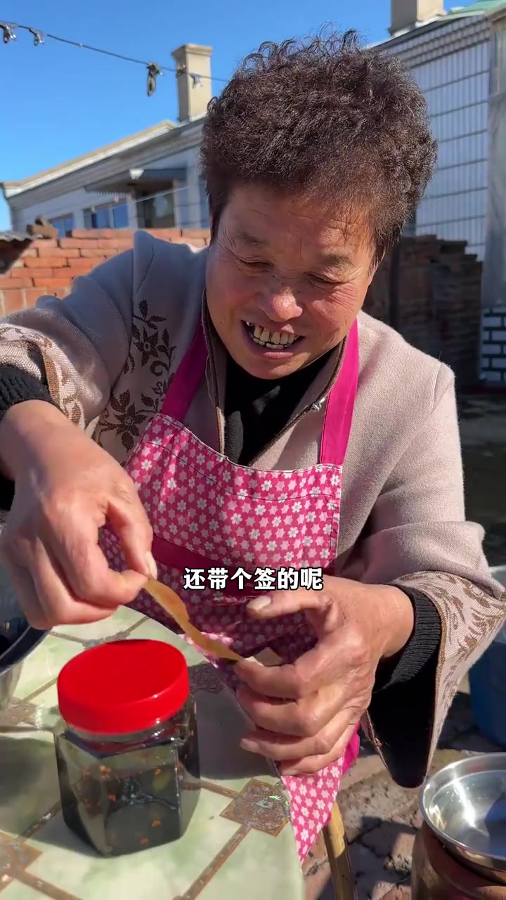 咸菜装瓶 把咸菜装瓶里,回馈给粉丝,数量不多一点心意