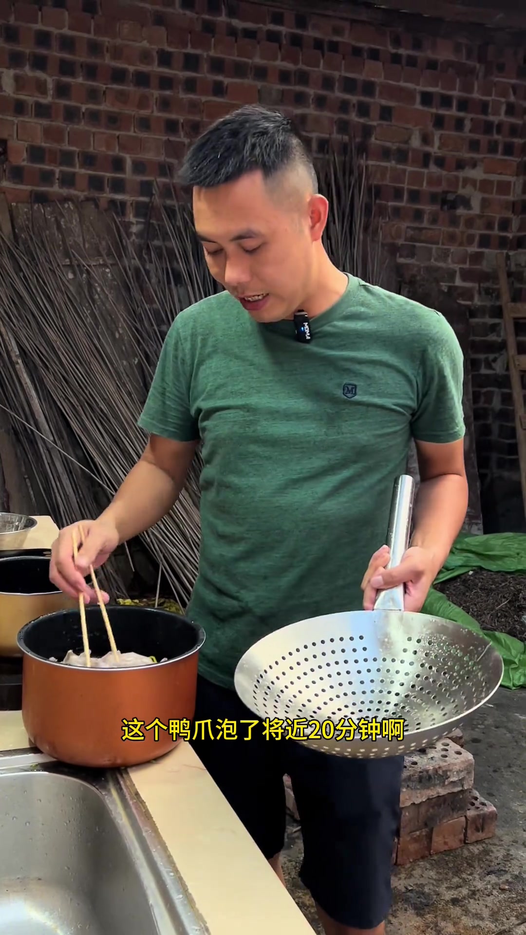 山黄皮凉拌鸭爪 今晚熬夜有吃的了,山黄皮凉拌鸭爪!