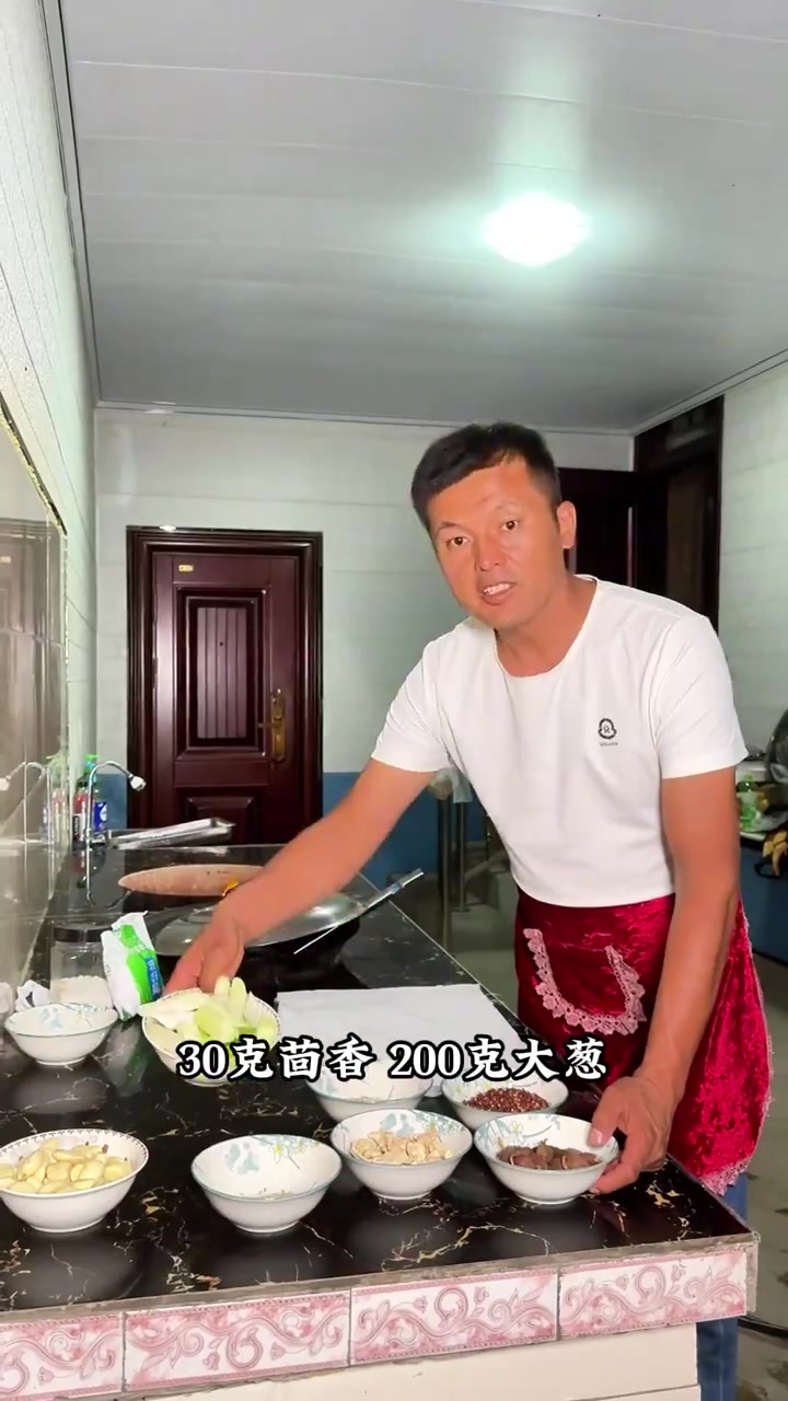 新疆人无肉不欢。手抓肉鲜香浓郁、软糯嫩滑