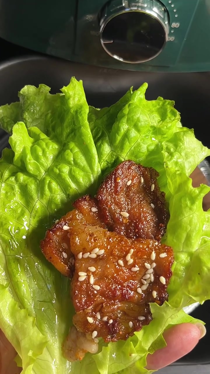 深夜放毒!空气炸锅就能做出比烧烤店还好吃的五花肉,简直零失败,在包上生菜我能吃一天