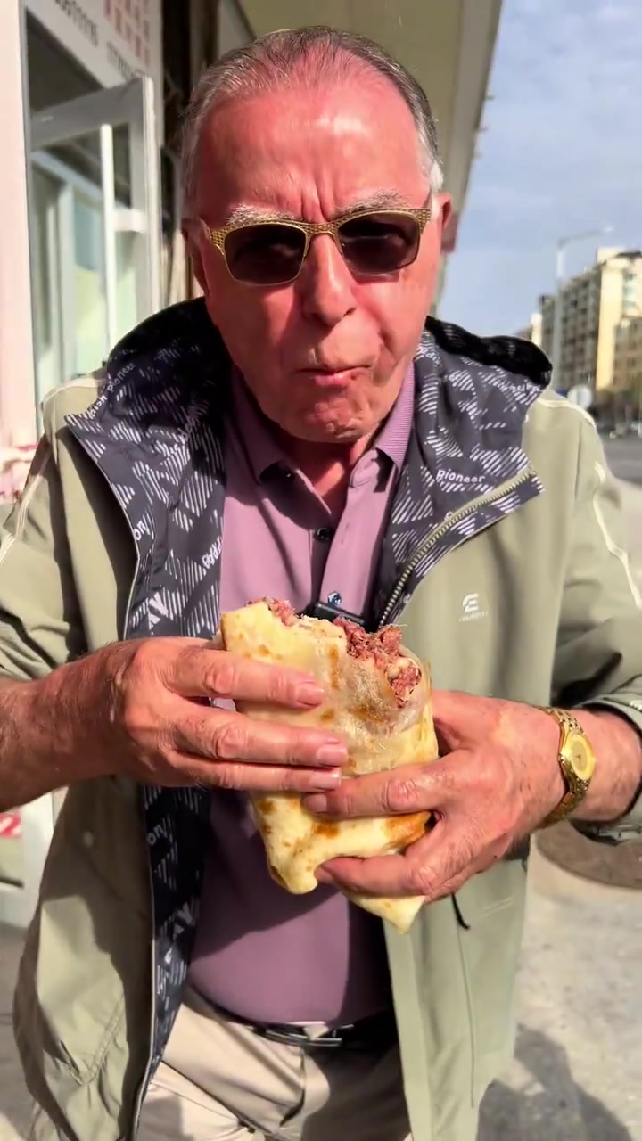 老外Peter从来没有吃过这么香的驴肉卷饼