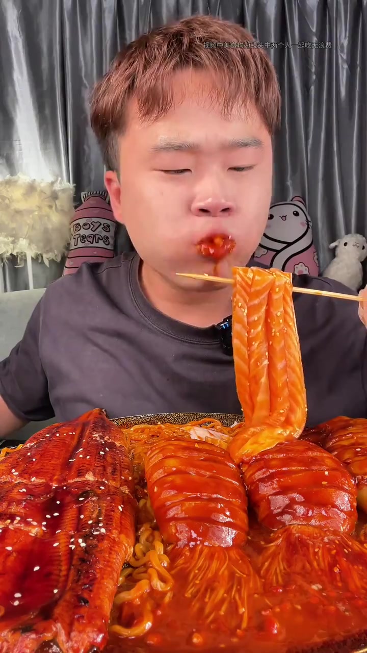 铁板海鲜配火鸡面加鳗鱼和三文鱼面条还有炸鸡串