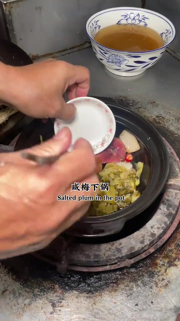 潮汕爸爸做时令鱼。“砂锅酸菜三黎鱼”