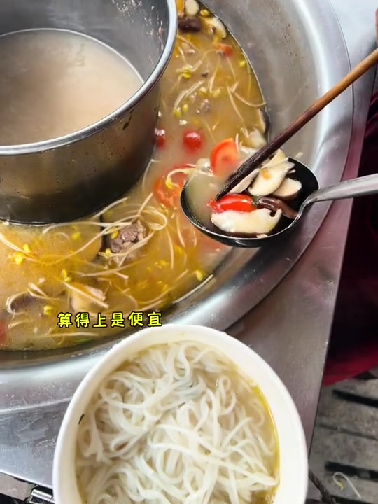 巷子里的摊摊酸菜米线