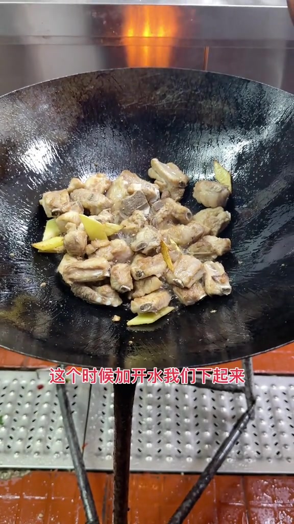 像我这样做的排骨猪肚山药汤非常好喝,视频比较长