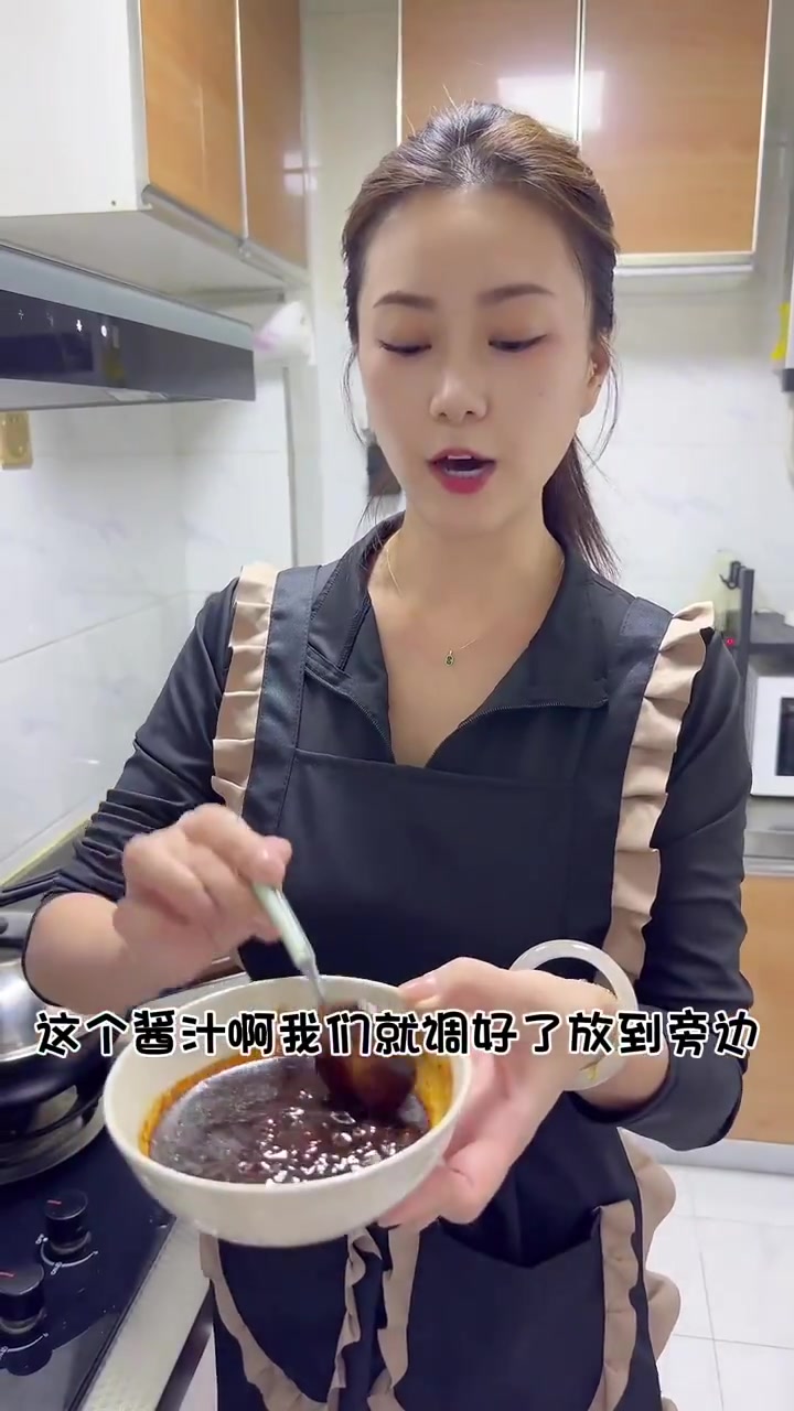 自己在家做上一碗炸酱面吧 做法简单 好吃又实惠