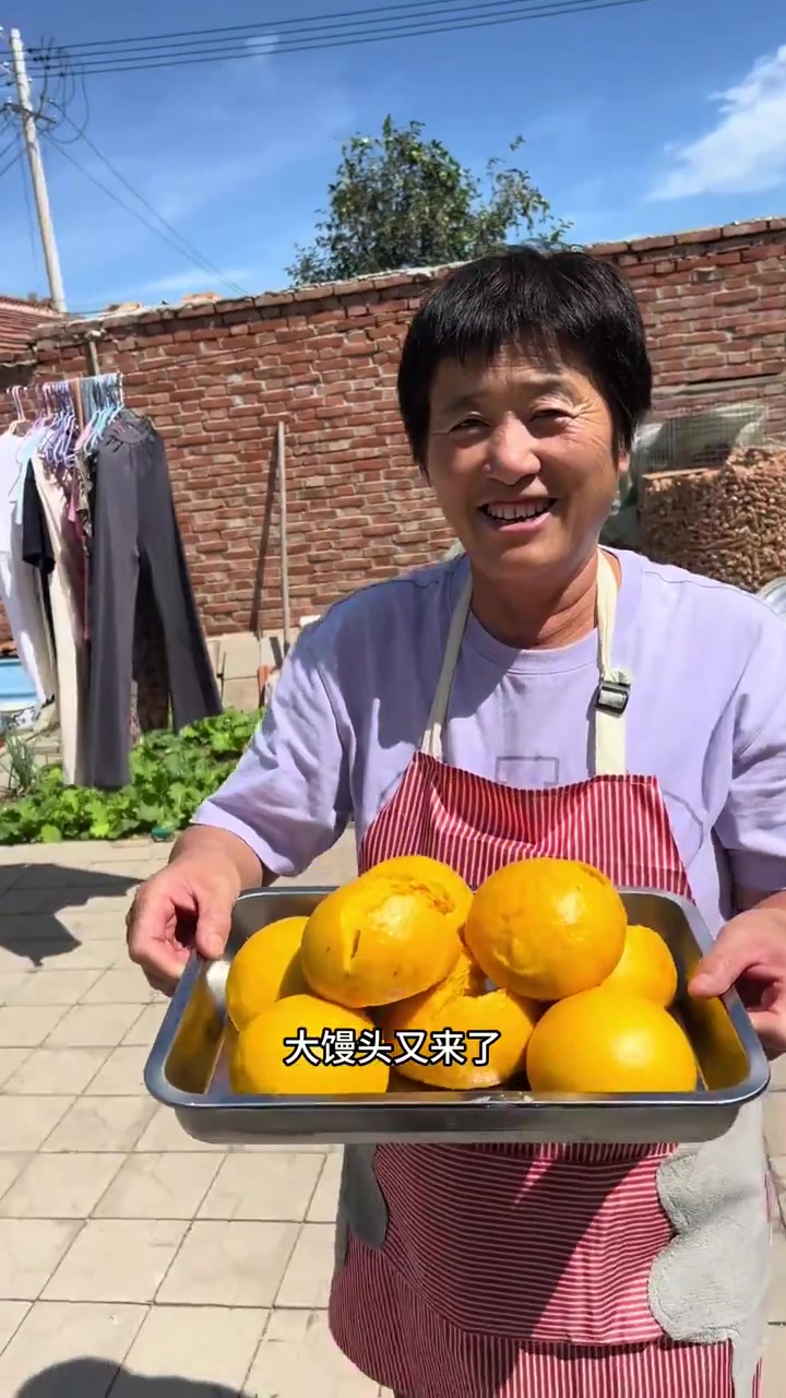 今天妈妈蒸南瓜大馒头哈哈,一不小心又开花了。但是很好吃。