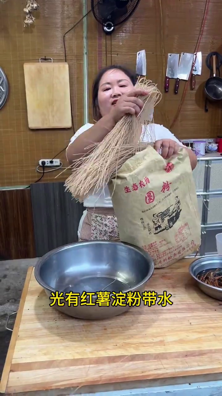 一碗豆腐菜勾起多少在外的游子,再配个锅盔只是个香