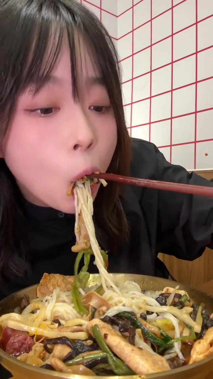 吃螺蛳粉就要小料加满!螺肉实在是太香了!