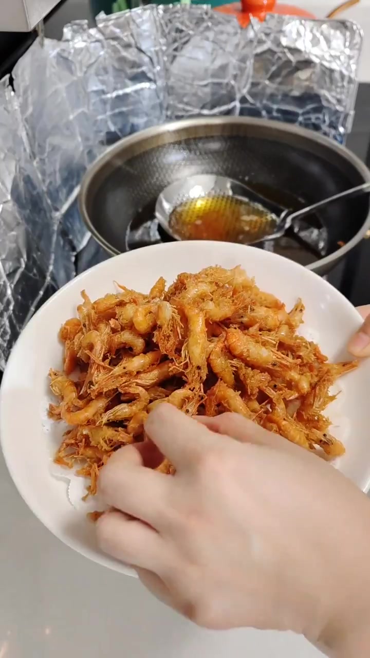 上海白斩鸡、炸小河虾、炸鸡柳条