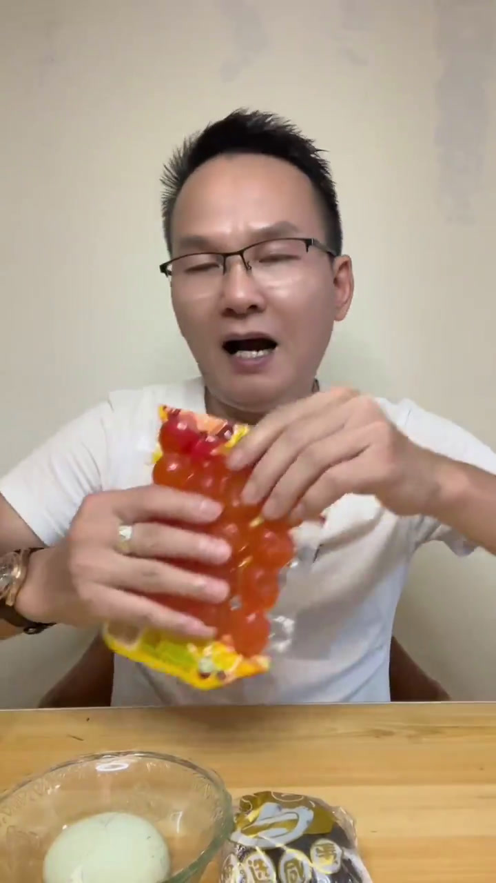 快来看看月饼里面的蛋黄,究竟是怎么做出来的
