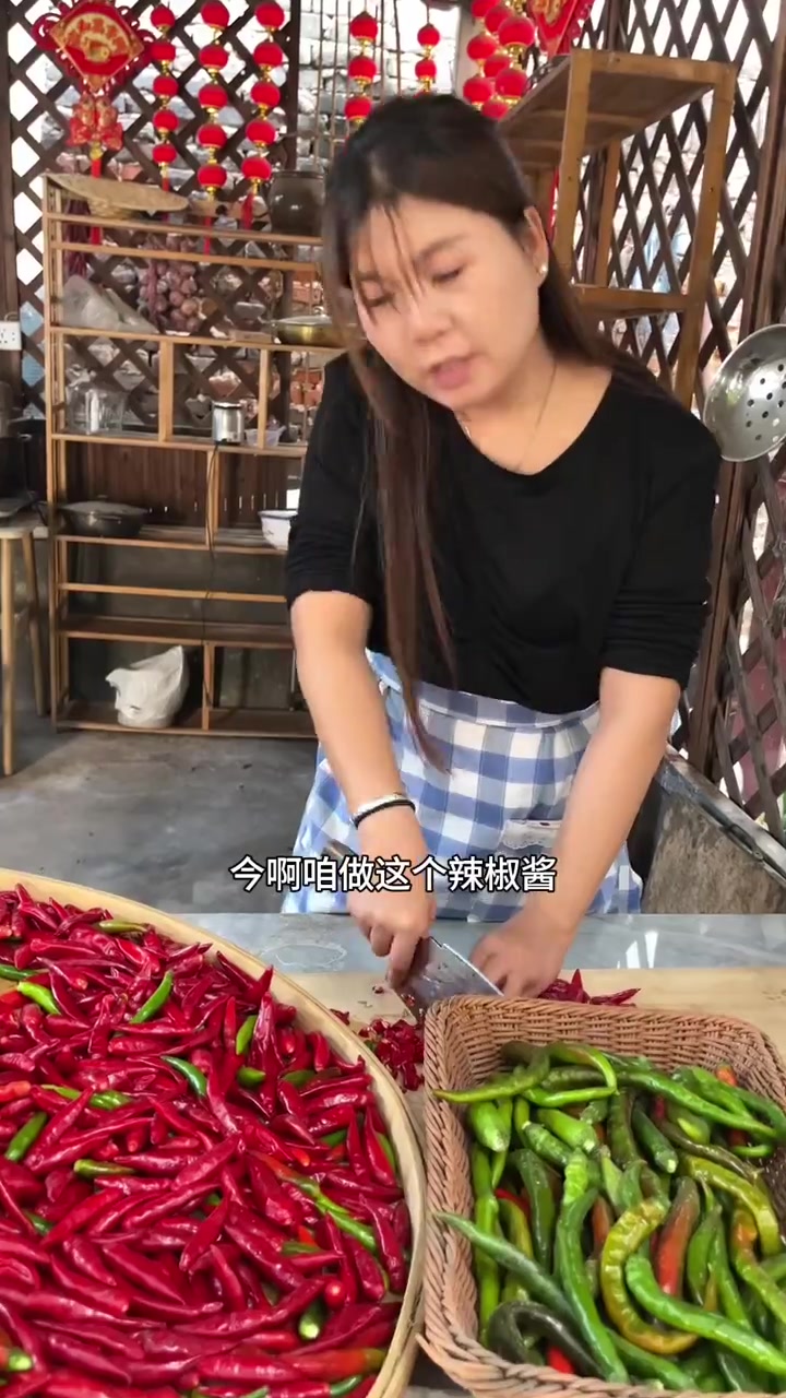 今天做了一款河南版辣椒酱,婆婆一直夸说好吃哈哈