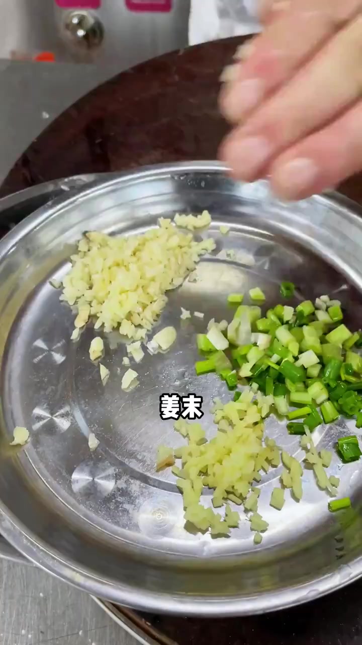 溜肉段:酱汁浓郁,肉块外焦里嫩,一口下去酥脆爽口