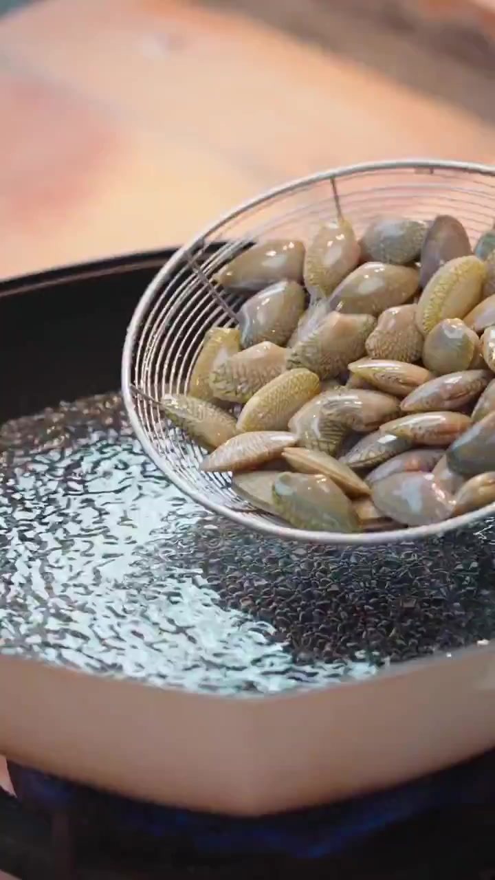 不用去潮汕在家教你做简单好吃的潮味砂锅牛肉丸花甲粉