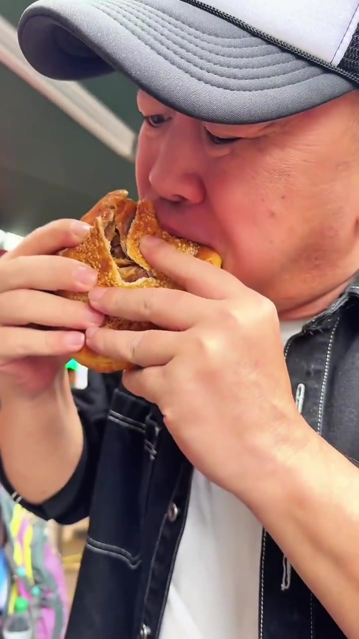 烧饼夹垛子肉再配上一瓶现打的牛奶