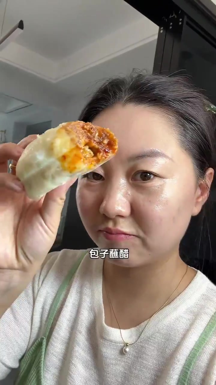 今天给工地师傅们蒸了茴子白小笼包、腐竹牛肉煲、紫菜蛋汤