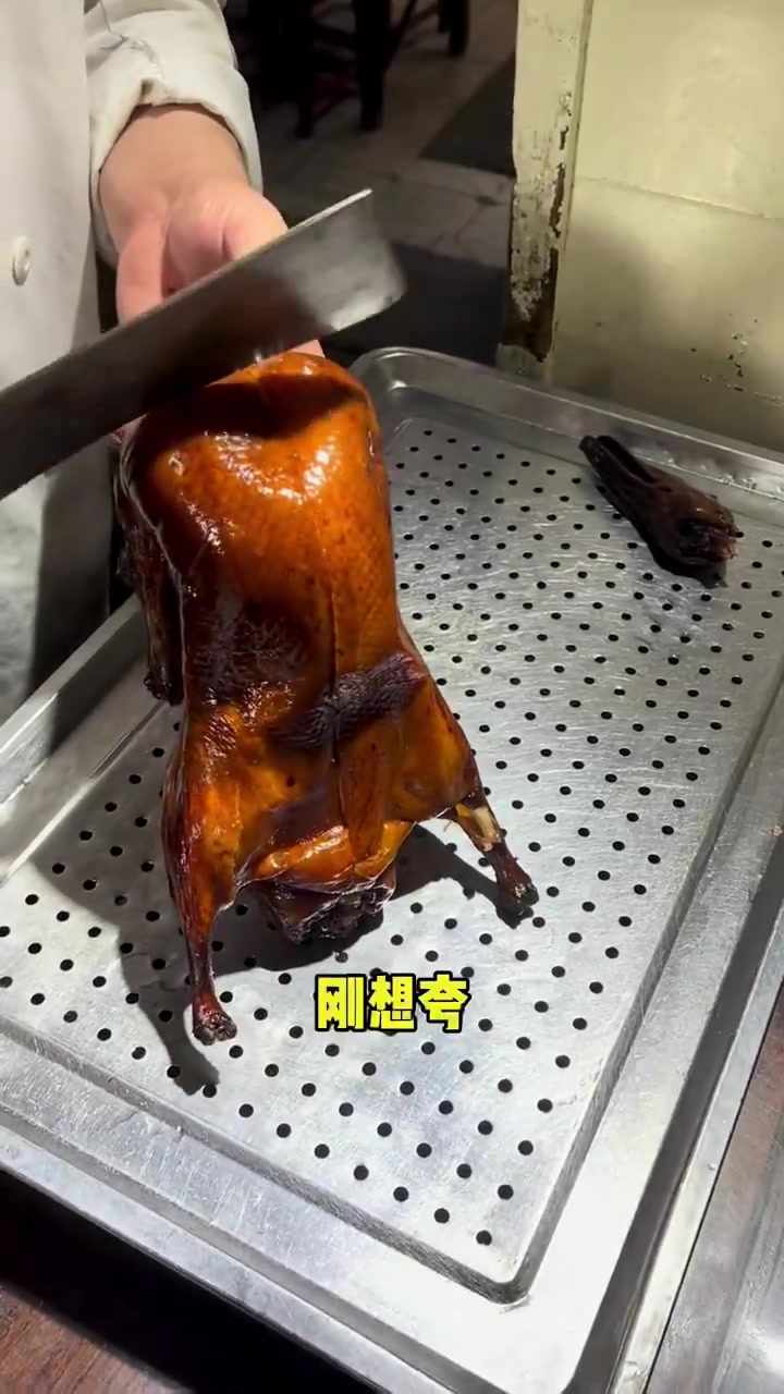 来中国的外国人最爱打卡的胡同传奇北京烤鸭店