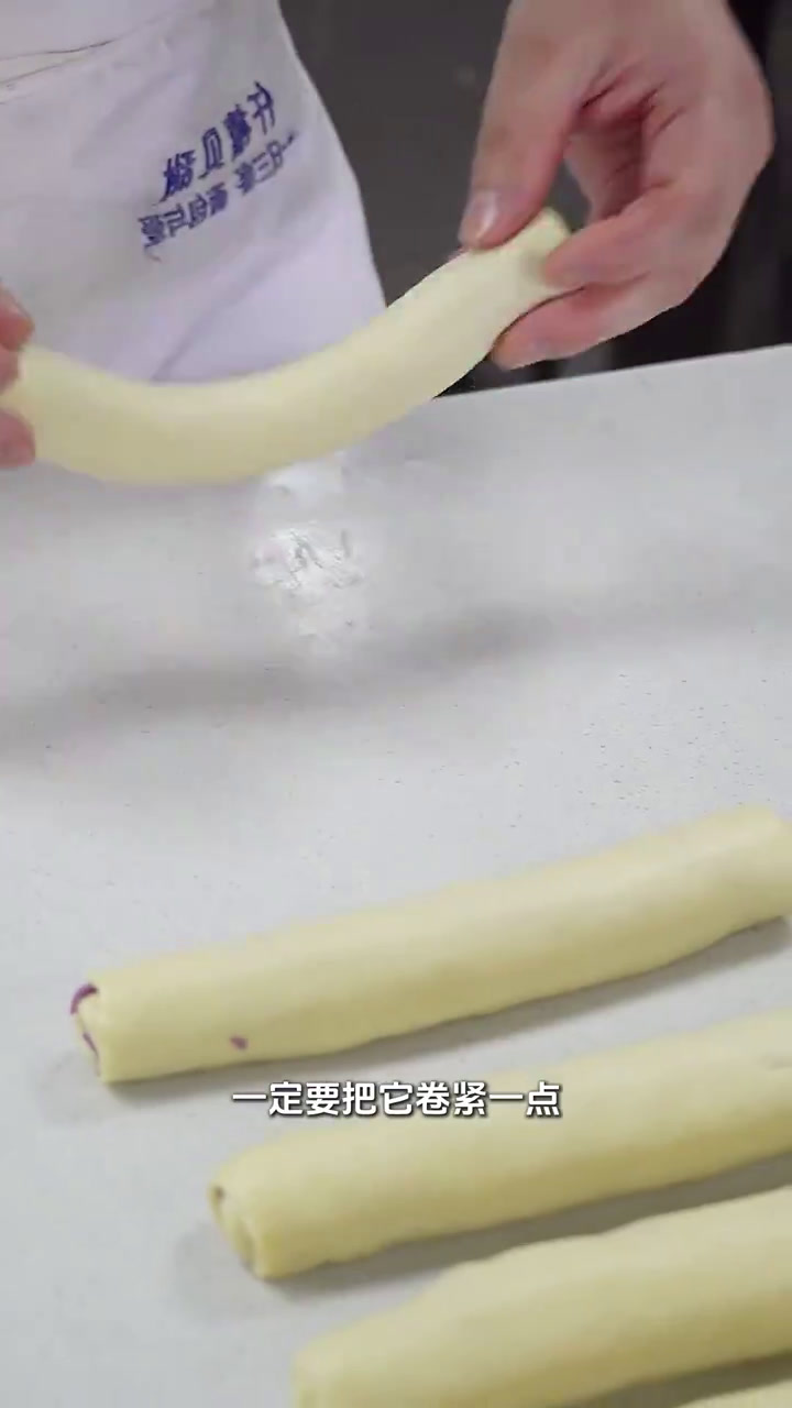 芋泥肉松面包的制作 精心烘焙的芋泥肉松面包,芋泥的醇厚