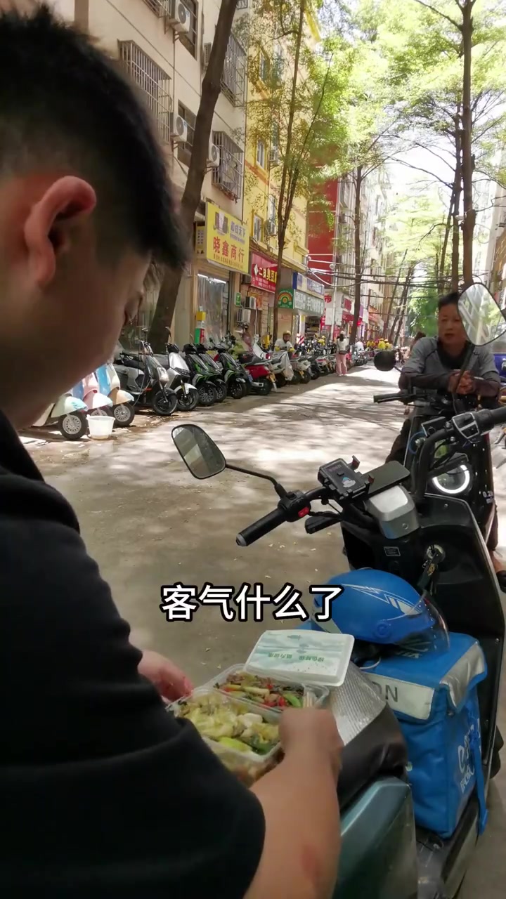 海南本地摩的大叔,带我找了一家特色本地菜馆,最后……