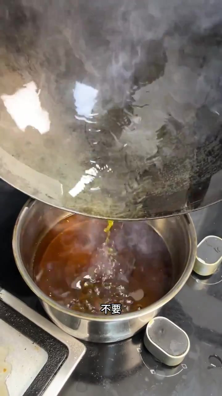 要想把鲫鱼汤做得跟牛奶一样白,掌握了方法