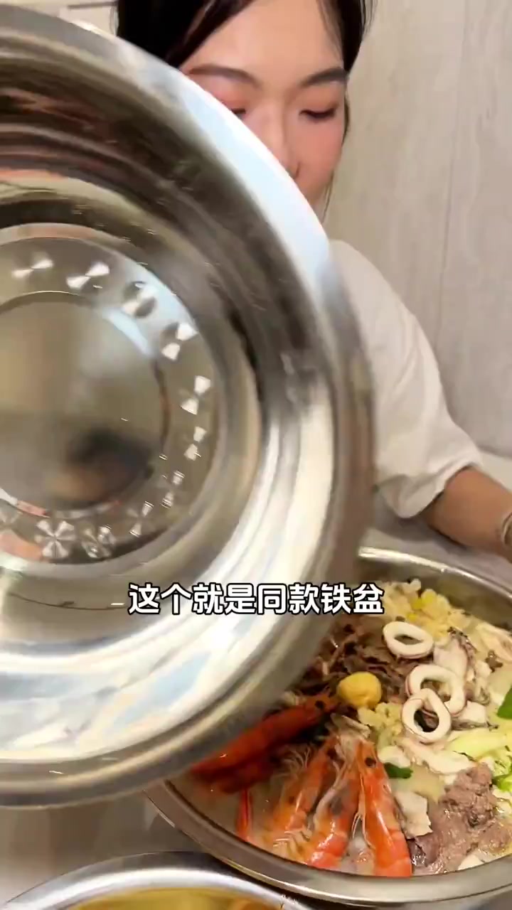 用盆装的水煮活鱼你吃过吗?