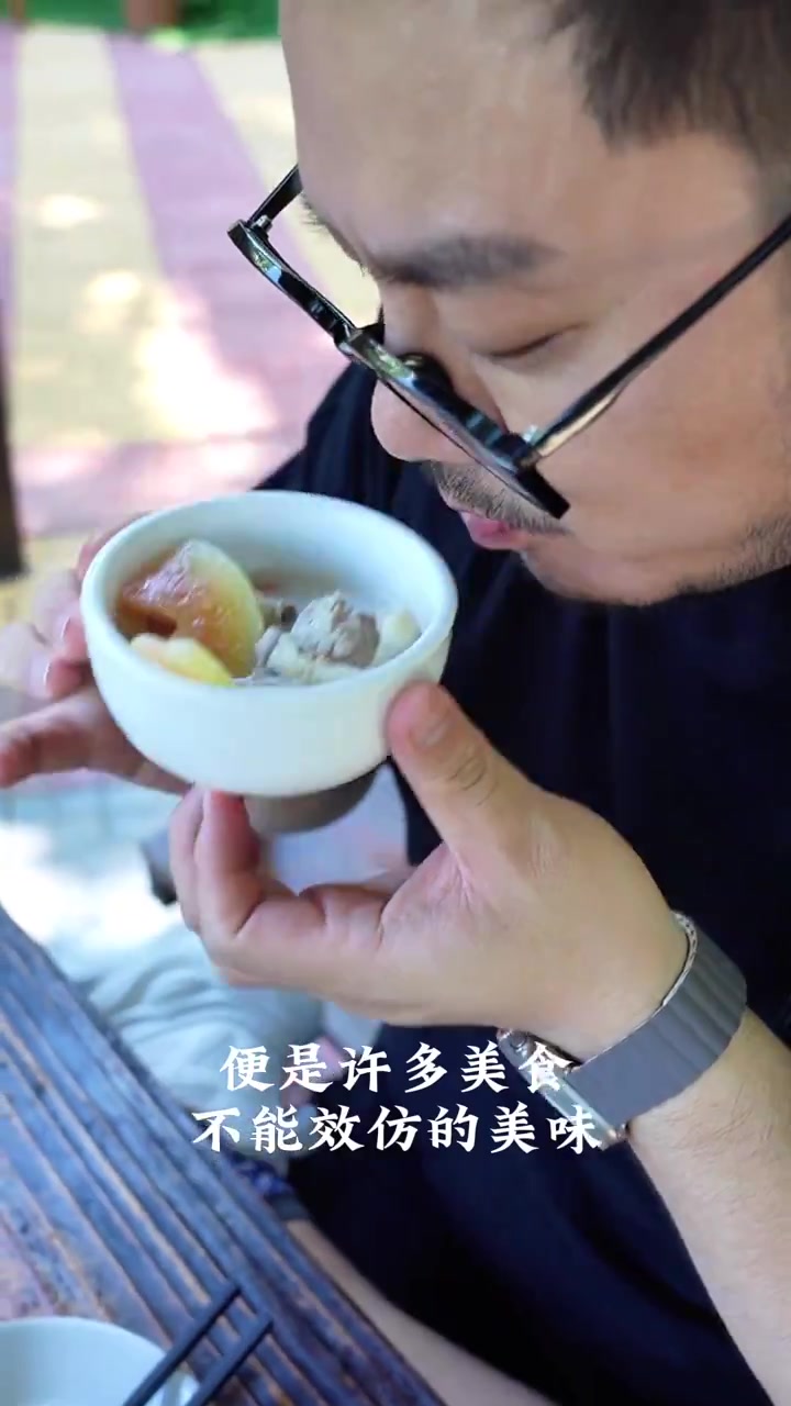 来海南文昌,不吃一顿当地特有的椰奶鸡恐怕是个遗憾